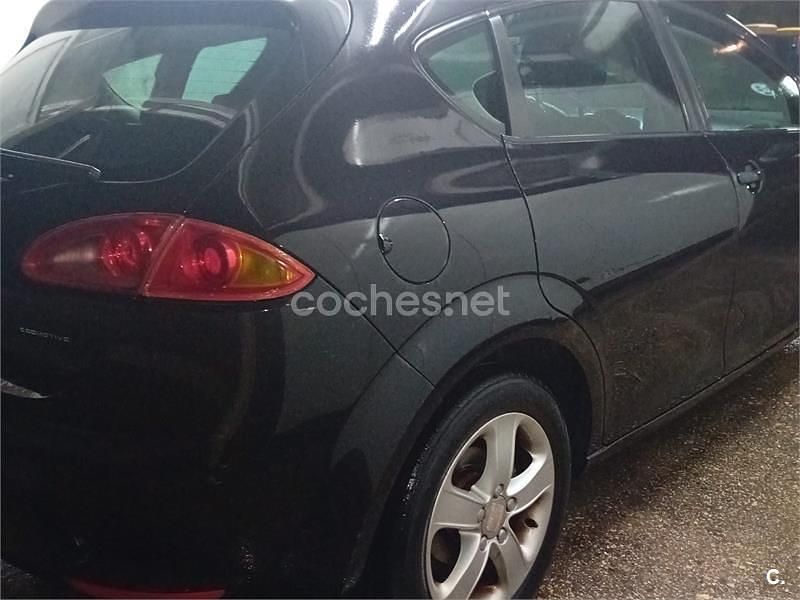 Usado Seat Leon Style 105 CV (77 kW) 2008 Negro Utilitario