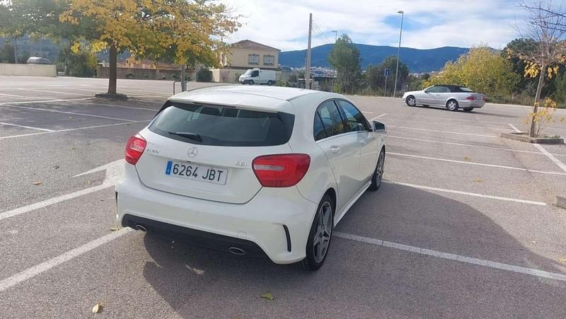 Usado Mercedes A180 AMG line 109 CV (80 kW) 2015 Blanco Utilitario