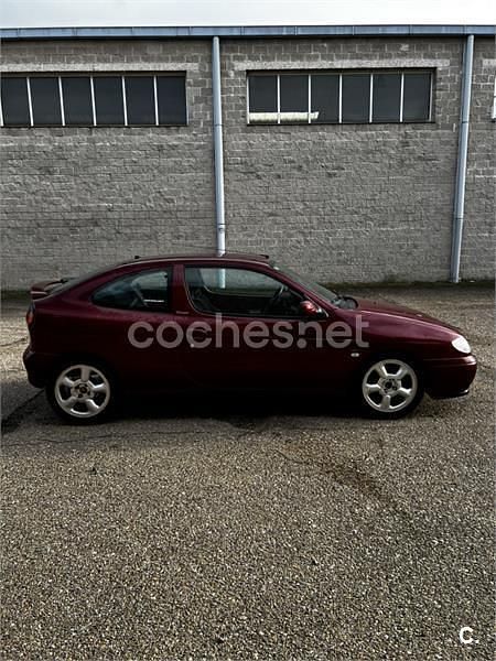 Usado Renault Mégane Coupé 150 CV (110 kW) 1996 Granate Coupe