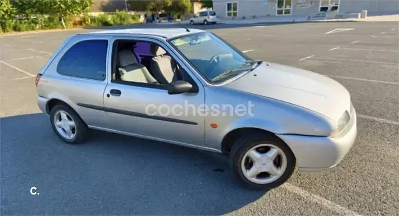 Usado Ford Fiesta 90 CV (66 kW) 1998 Gris / plata Utilitario