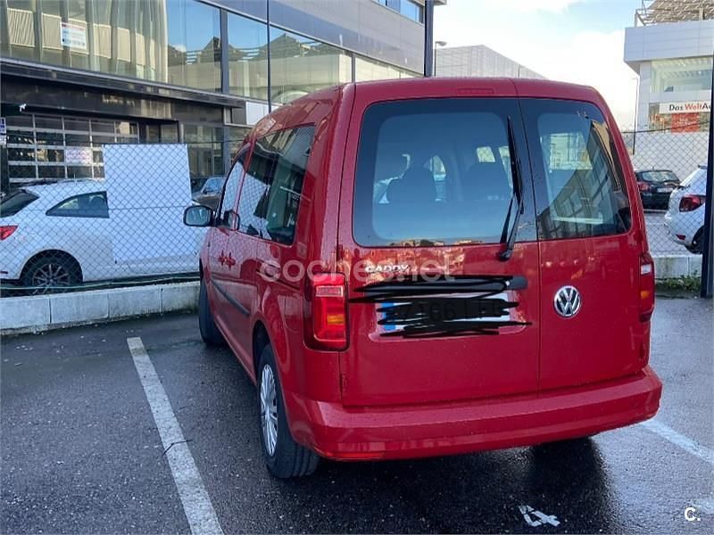 Usado VW Caddy Trendline 102 CV (75 kW) 2020 Rojo Monovolumen