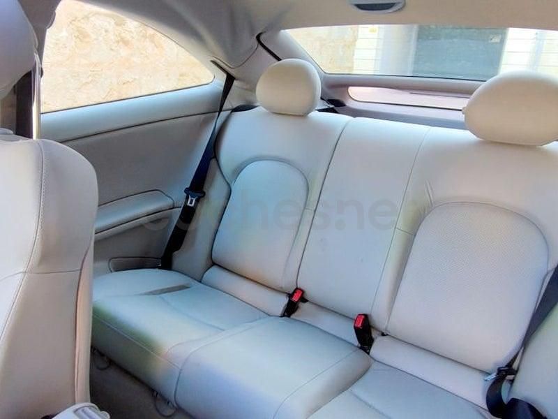 Usado Mercedes C200 163 CV (119 kW) 2001 Gris / plata Berlina