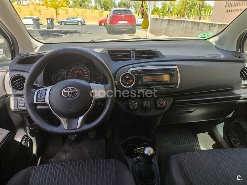 Usado Toyota Yaris Active 69 CV (50 kW) 2012 Blanco Utilitario