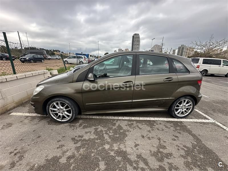 Usado Mercedes B200 140 CV (102 kW) 2011 Marrón Monovolumen