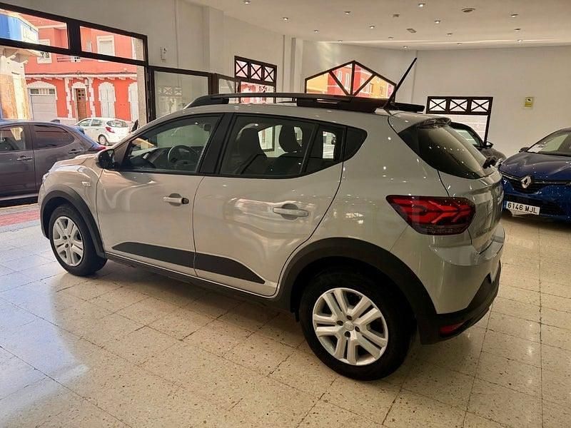 Usado Dacia Sandero Essentiel 91 CV (66 kW) 2023 Gris / plata Berlina