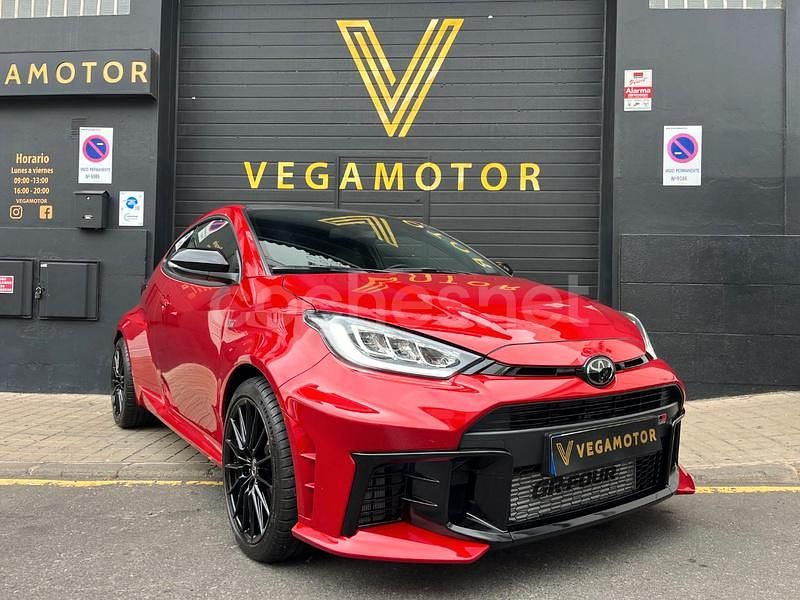 Granate Nuevo 2025 Toyota Yaris Berlina | 50.990 € - Imagen 1/4