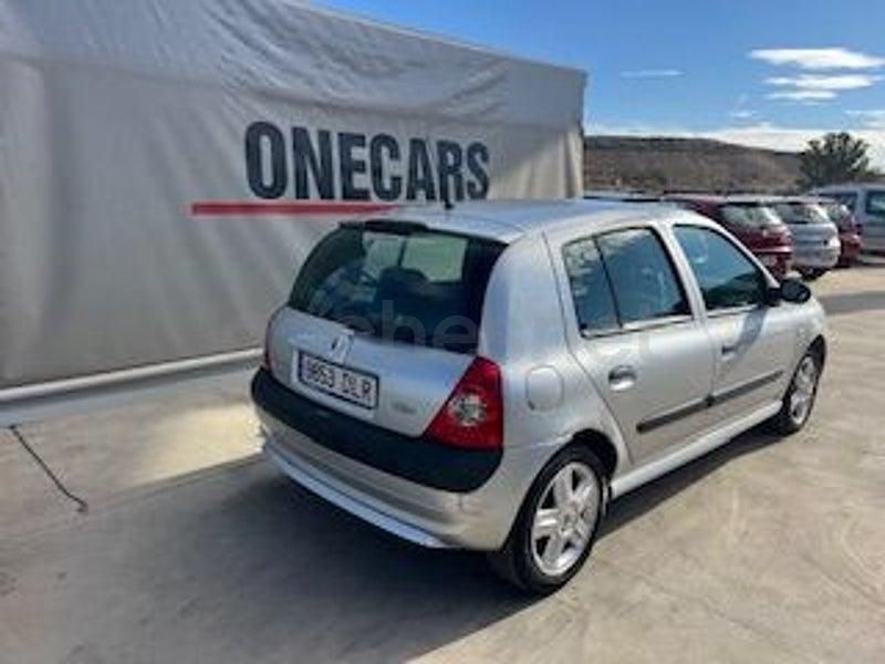 Usado Renault Clio II Extreme 75 CV (55 kW) 2005 Gris / plata Berlina