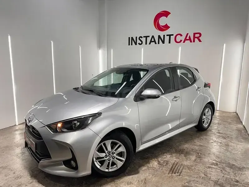 Usado Toyota Yaris 125 CV (91 kW) 2023 Gris / plata Utilitario