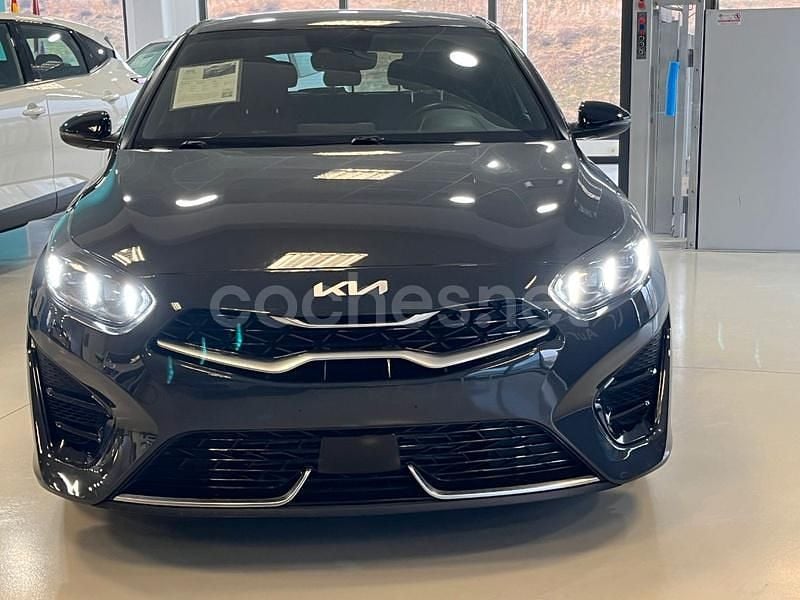 Usado Kia Ceed GT GT-Line 136 CV (100 kW) 2023 Gris / plata Berlina
