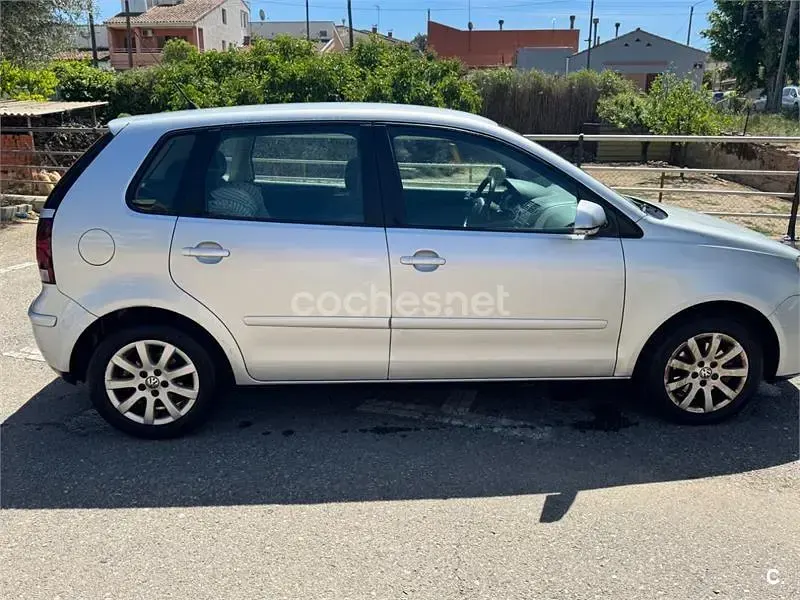 Usado VW Polo Sportline 100 CV (73 kW) 2006 Gris / plata Utilitario