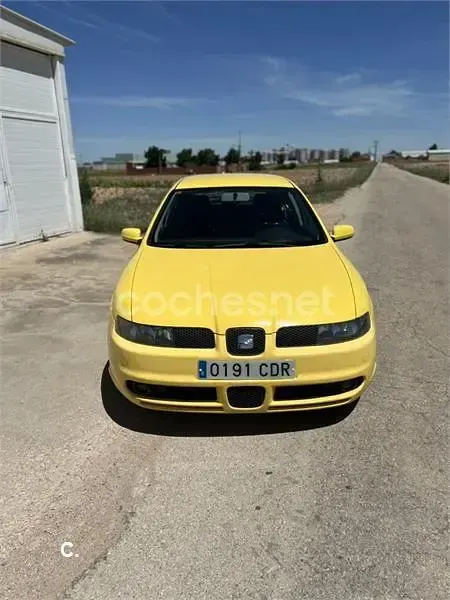 Usado Seat Leon Sport 150 CV (110 kW) 2003 Amarillo Utilitario