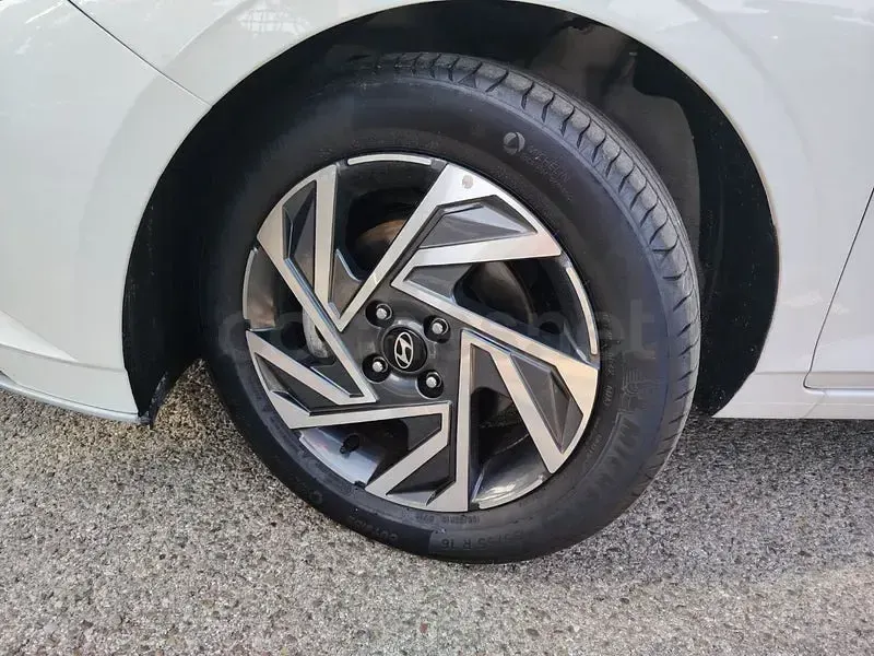Usado Hyundai i20 100 CV (73 kW) 2025 Blanco Utilitario