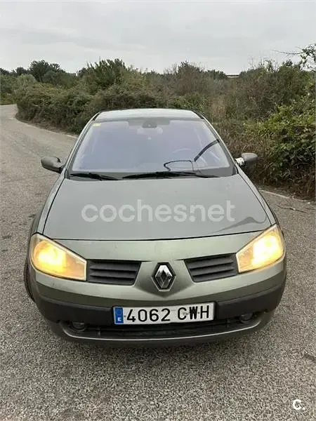 Usado Renault Mégane Dynamique 100 CV (73 kW) 2004 Gris / plata Berlina