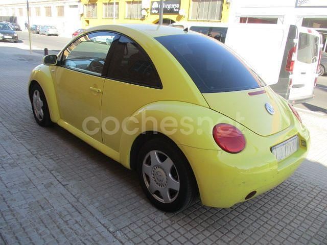 Usado VW New Beetle 90 CV (66 kW) 2001 Amarillo Utilitario
