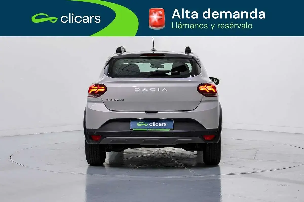 Usado Dacia Sandero Expression 91 CV (66 kW) 2024 Gris Utilitario