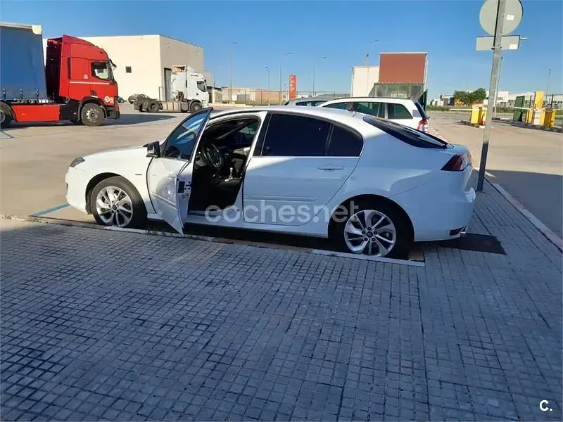 Usado Renault Laguna III LIMITED 130 CV (95 kW) 2015 Blanco Berlina