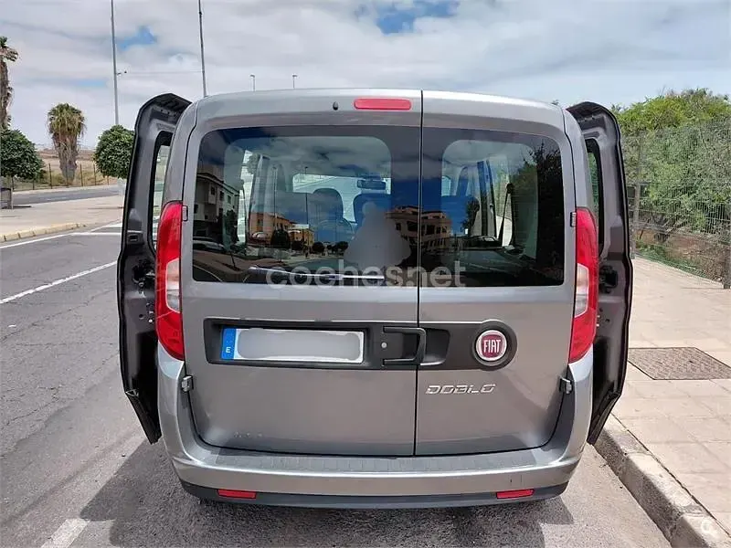 Usado Fiat Doblò Pop 95 CV (69 kW) 2019 Gris / plata Monovolumen
