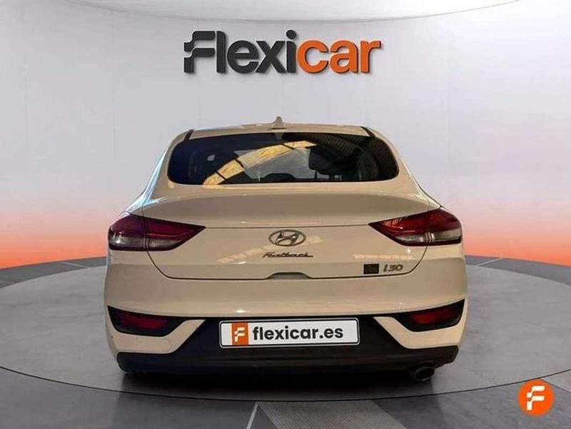 Usado Hyundai i30 120 CV (88 kW) 2018 Blanco Berlina