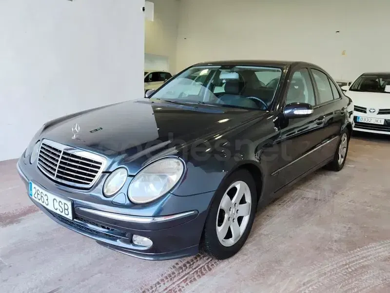 Usado Mercedes E270 Avantgarde 177 CV (130 kW) 2004 Azul Berlina