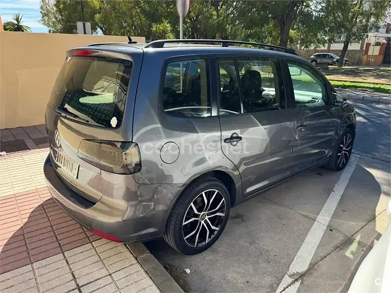 Usado VW Touran Advance 105 CV (77 kW) 2014 Gris / plata Monovolumen
