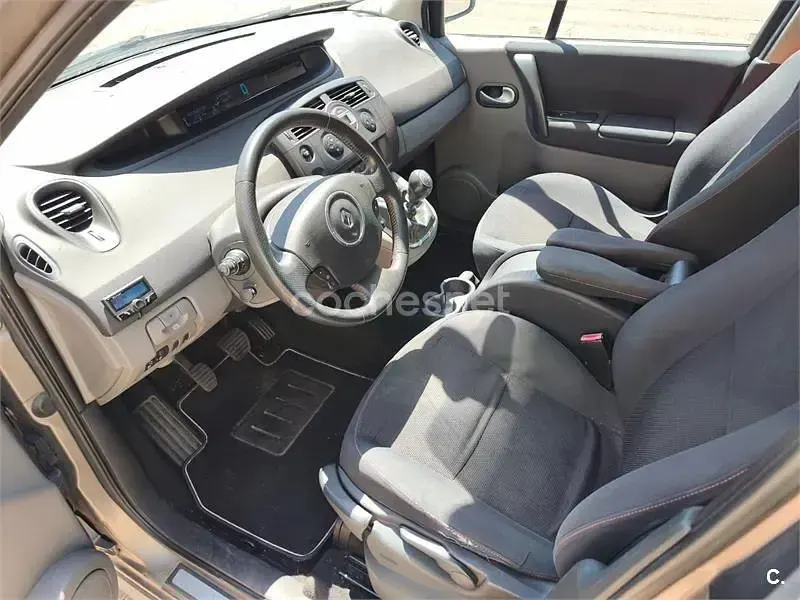 Usado Renault Scénic II 110 CV (80 kW) 2008 Gris / plata Monovolumen