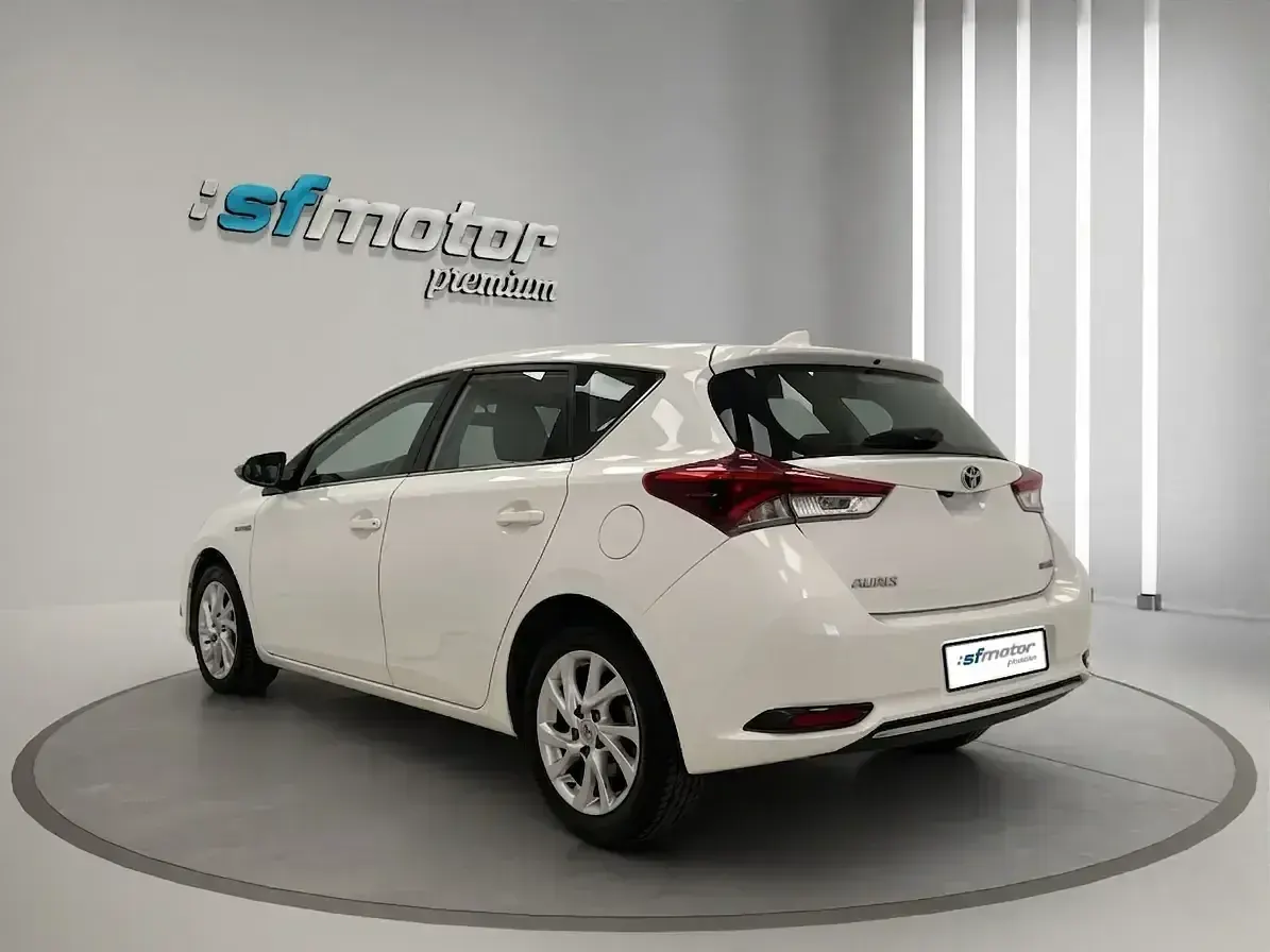 Usado Toyota Auris Hybrid Business Edition 136 CV (100 kW) 2018 Blanco Berlina