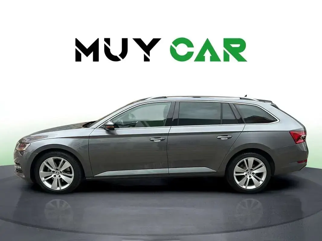 Usado Skoda Superb Style 150 CV (110 kW) 2022 Gris Familiar