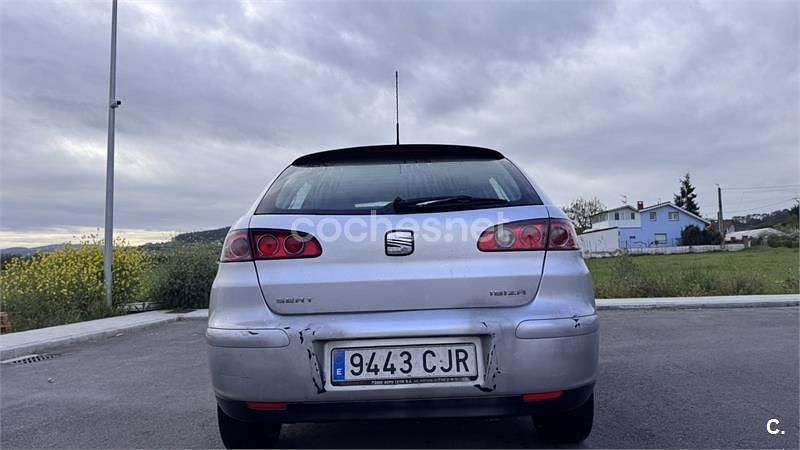 Usado Seat Ibiza 100 CV (73 kW) 2003 Gris / plata Utilitario