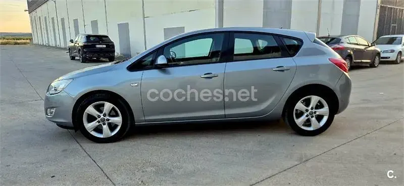 Usado Opel Astra Enjoy 110 CV (80 kW) 2012 Gris / plata Familiar