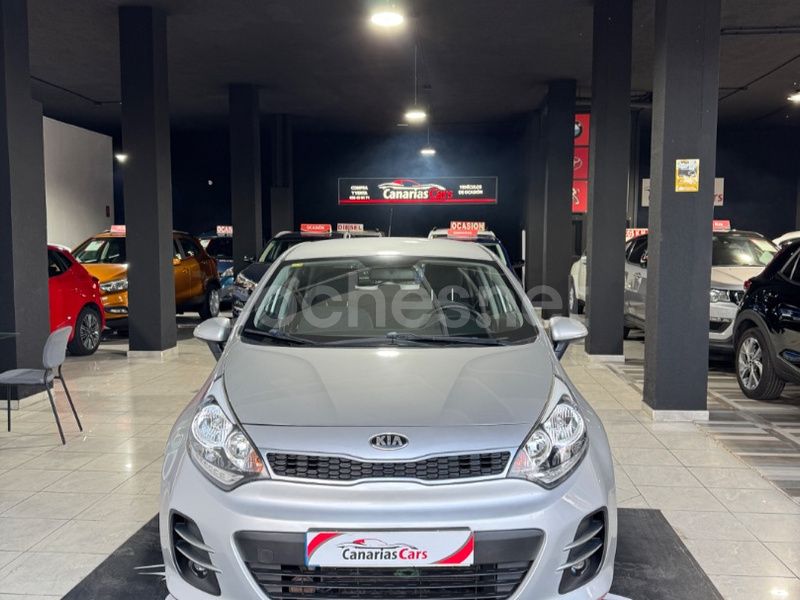 Gris / plata Usado 2017 Kia Rio Berlina | 9990 € (Precio justo) - Imagen 1/4