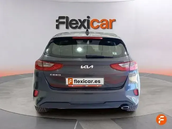 Usado Kia Ceed 136 CV (100 kW) 2023 Gris Utilitario