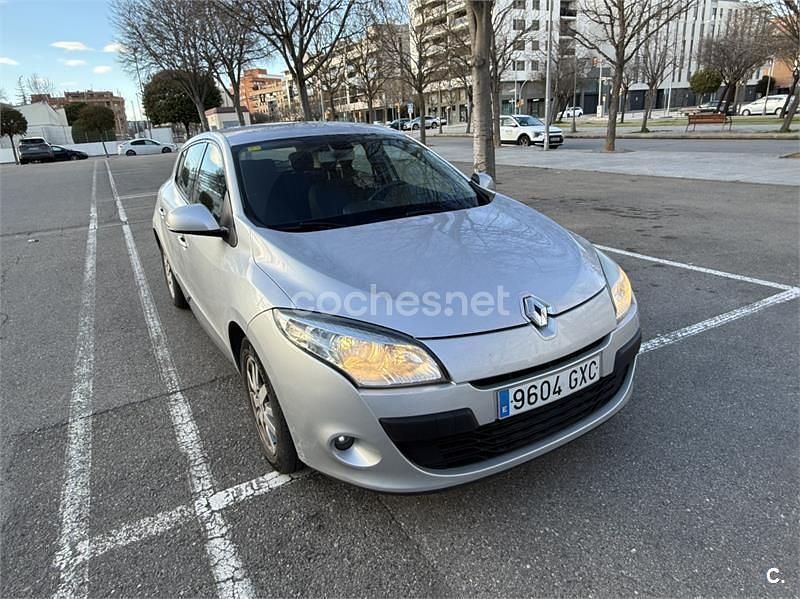 Usado Renault Mégane Expression 105 CV (77 kW) 2010 Gris / plata Berlina