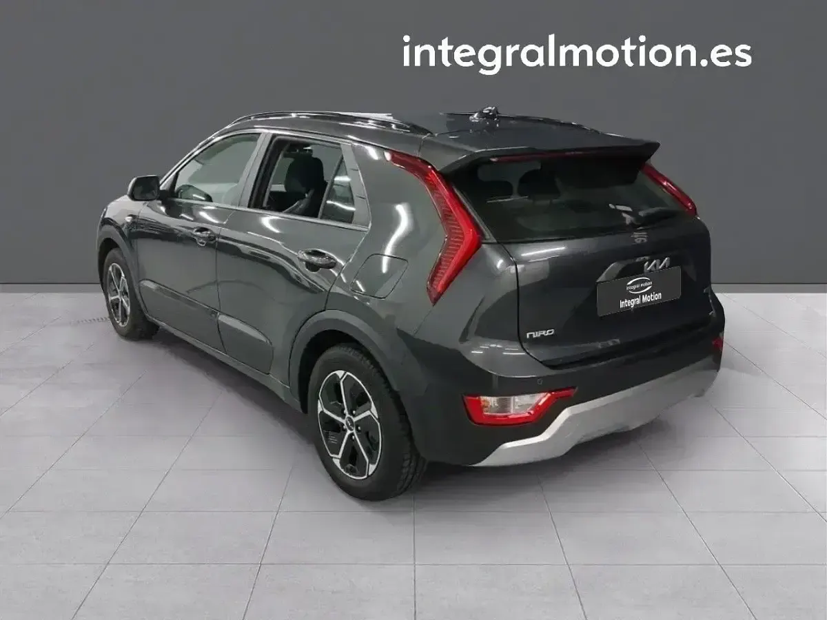 Usado Kia Niro 141 CV (103 kW) 2024 Gris SUV