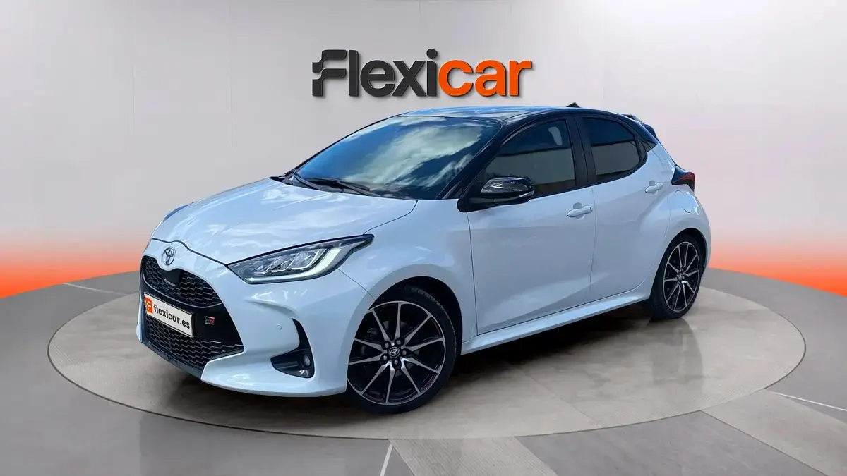 Używany Toyota Yaris Hybrid Plus 130 KM (95 kW) 2024 Biały Sedan/Limuzyna