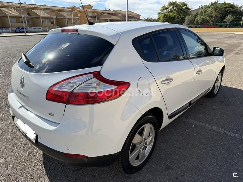 Usado Renault Mégane Dynamique 110 CV (80 kW) 2011 Blanco Berlina