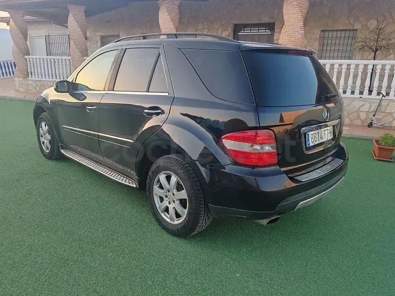 Usado Mercedes ML280 190 CV (139 kW) 2007 Negro SUV