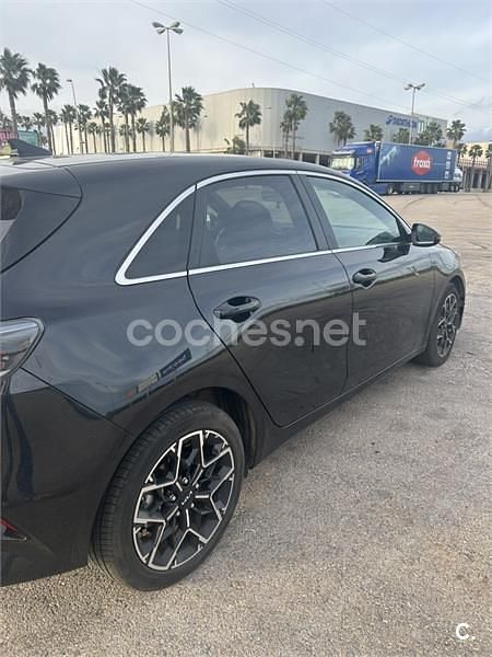 Usado Kia Ceed Style 100 CV (73 kW) 2024 Negro Utilitario
