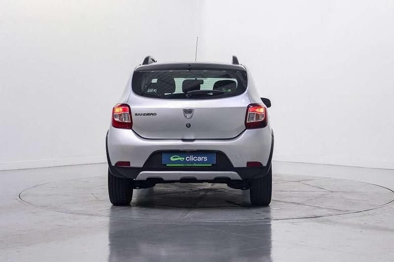 Usado Dacia Sandero Stepway 90 CV (66 kW) 2013 Plateado Utilitario