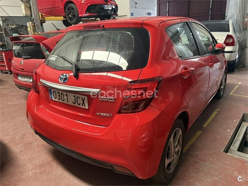 Usado Toyota Yaris Hybrid Active 100 CV (73 kW) 2015 Rojo Berlina