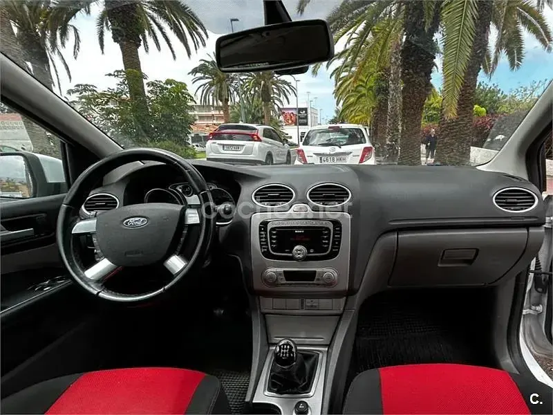 Usado Ford Focus Trend 109 CV (80 kW) 2010 Blanco Berlina