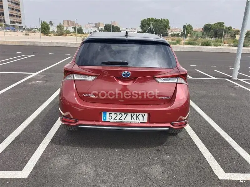 Usado Toyota Auris Hybrid 136 CV (100 kW) 2018 Rojo Berlina