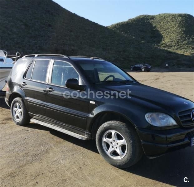 Usado Mercedes ML270 163 CV (119 kW) 2000 Negro SUV