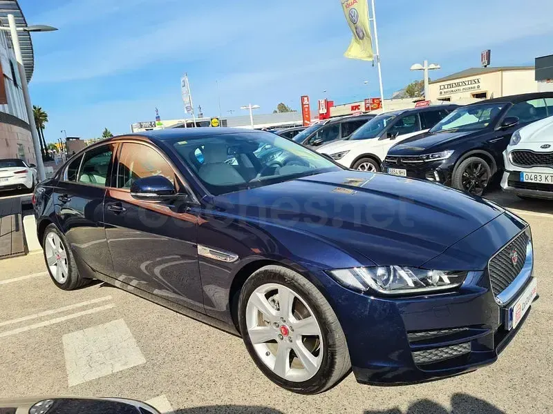 Usado Jaguar XE Prestige 180 CV (132 kW) 2015 Azul Berlina