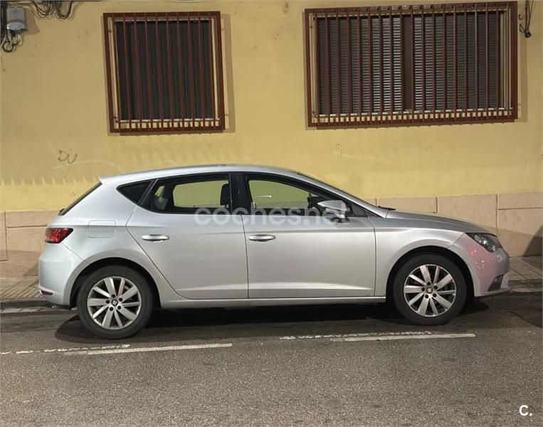 Usado Seat Leon Reference 105 CV (77 kW) 2015 Gris / plata Berlina