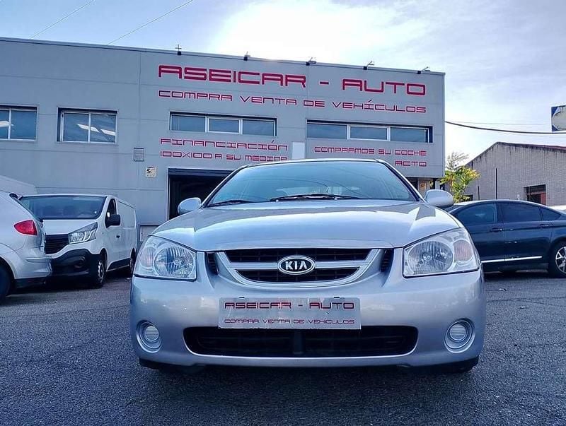 Usado Kia Cerato LX 105 CV (77 kW) 2006 Plateado Utilitario