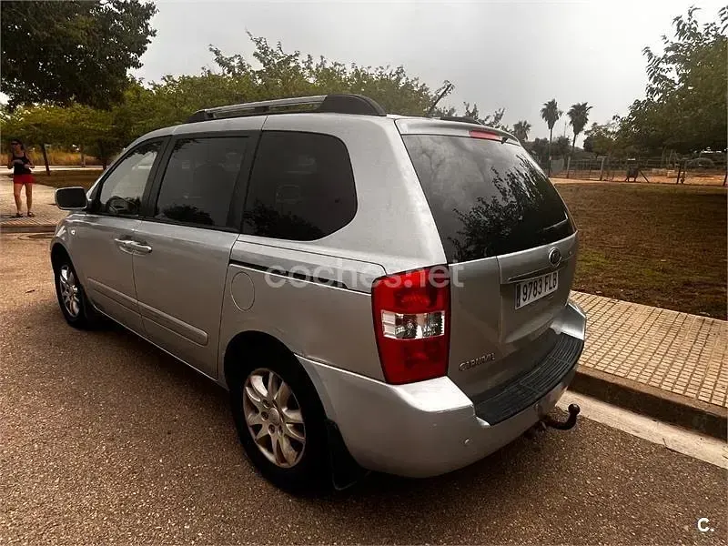 Usado Kia Carnival 185 CV (136 kW) 2007 Gris / plata Monovolumen