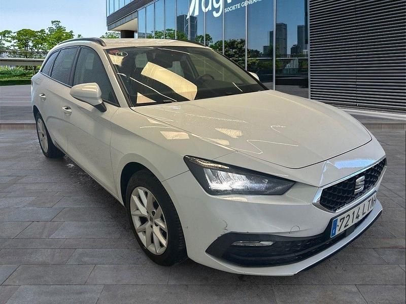 Usado Seat Leon Style 116 CV (85 kW) 2021 Blanco Familiar