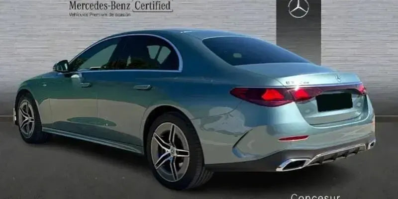 Usado Mercedes E300 313 CV (230 kW) 2025 Verde Berlina