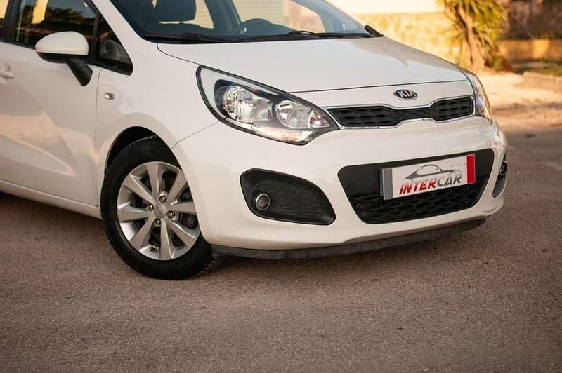 Käytetty Kia Rio 84 HP (61 kW) 2015 Valkoinen Viistoperä
