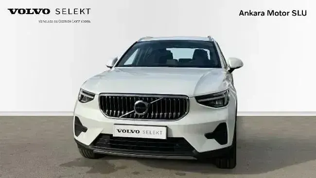 Begagnad Volvo XC40 Core 211 HK (155 kW) 2023 Vit SUV